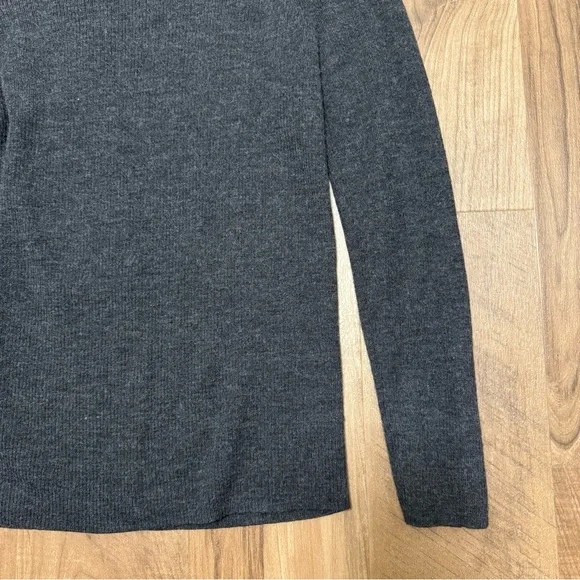 Uniqlo Large Wool Turtlenecks - Picture 2 of 7